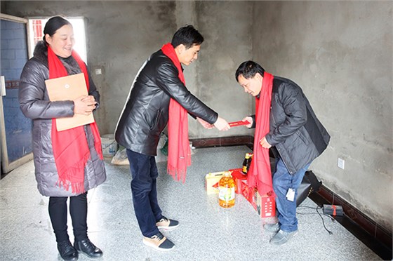 虎豹男装新春慰问贫困户