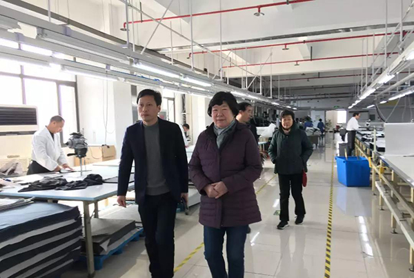 虎豹集团沙增斌副总经理陪同谢会长、郁会长参观工厂